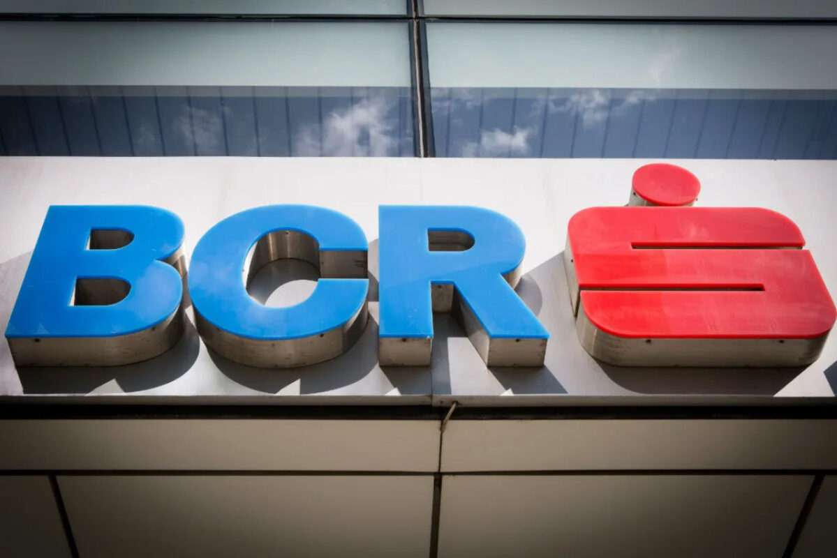Contact BCR – telefon suport clienți, reclamații și informații utile 1 Contact BCR și interfața aplicației George afișate pe dispozitive digitale